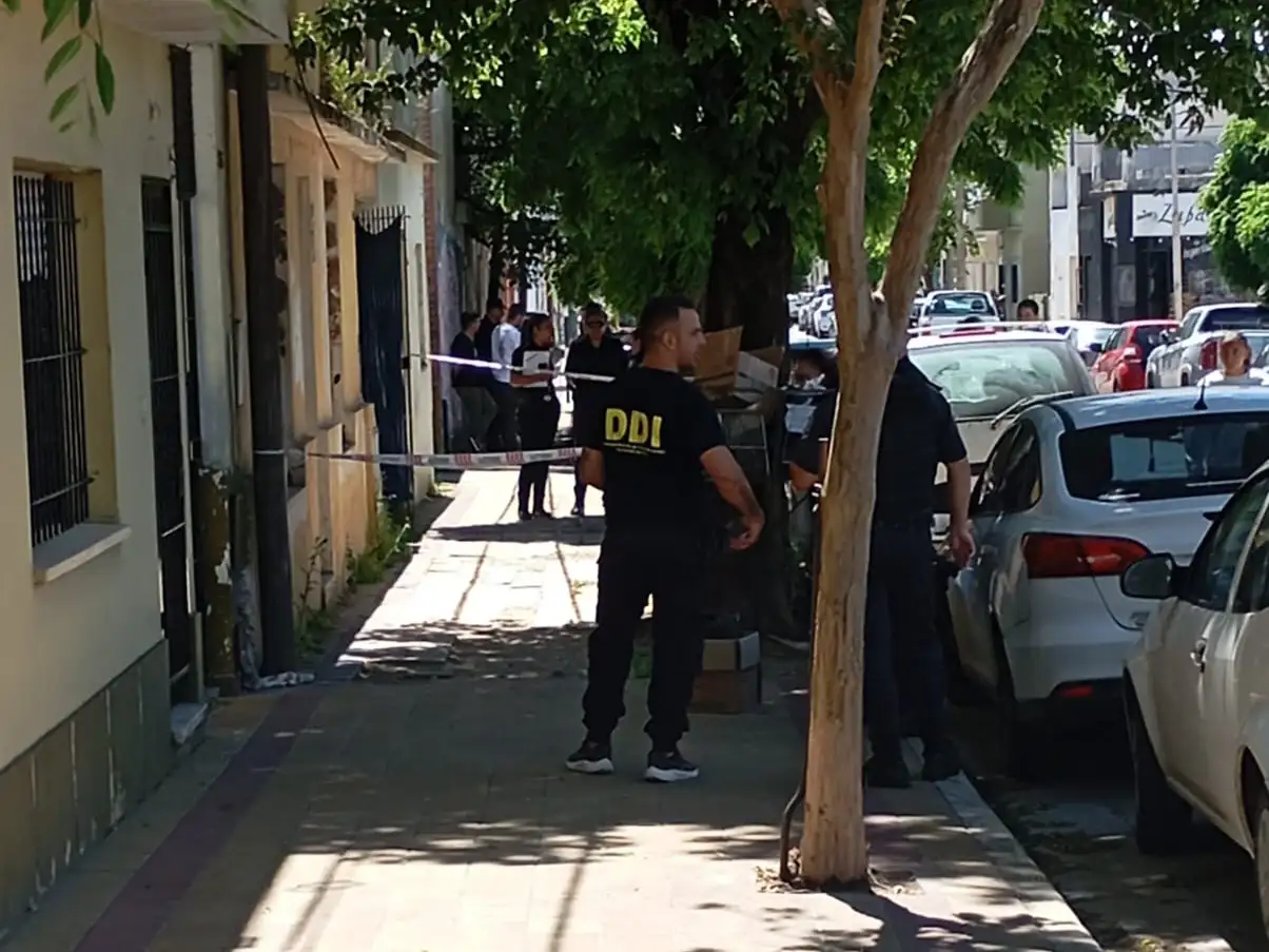 Policías de distintas reparticiones abocados a trabajar en la macabra escena hallada ayer por la mañana.