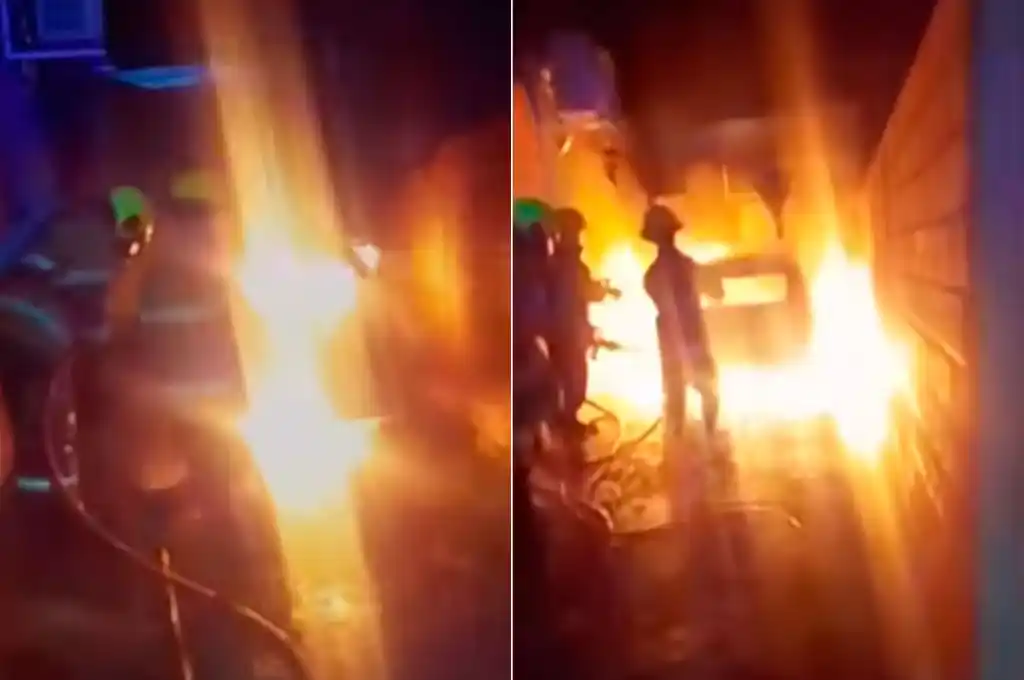 Un vehículo se incendió por completo en el patio de una vivienda