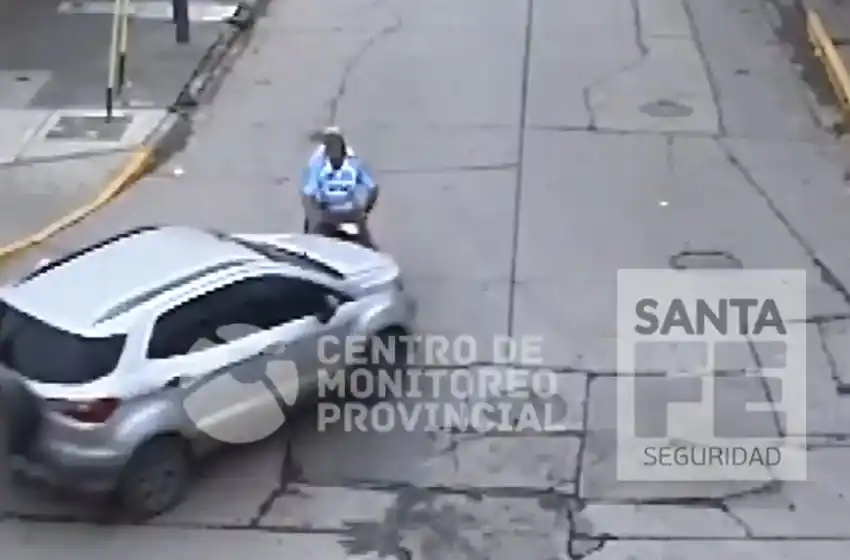 Fuerte colisión entre una camioneta y una moto con un bebé a bordo