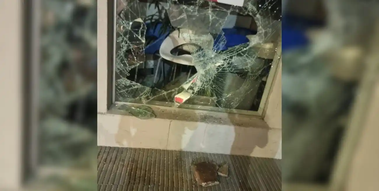 Una de las vidrieras del frente del negocio fue dañada