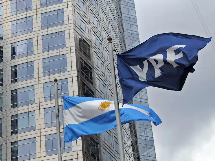 Fallo favorable para Argentina en causa por YPF en EEUU: podrá apelar sin entregar las acciones de la petrolera ni otros activos