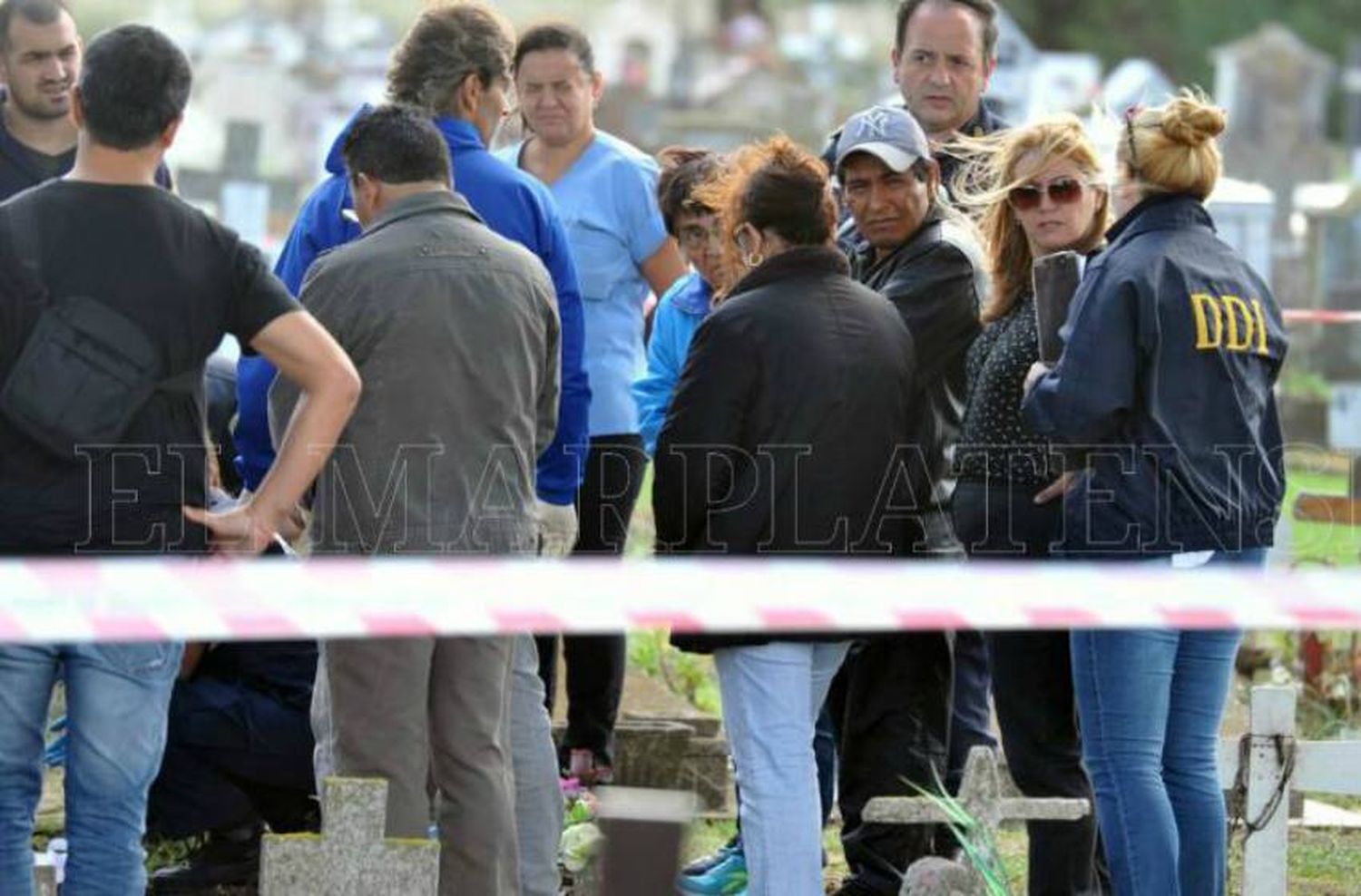 Intensifican la búsqueda por el bebé robado en el cementerio