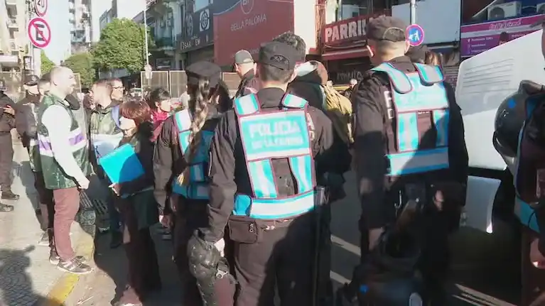 Más de 500 policías participan del operativo contra la venta ilegal en Once.