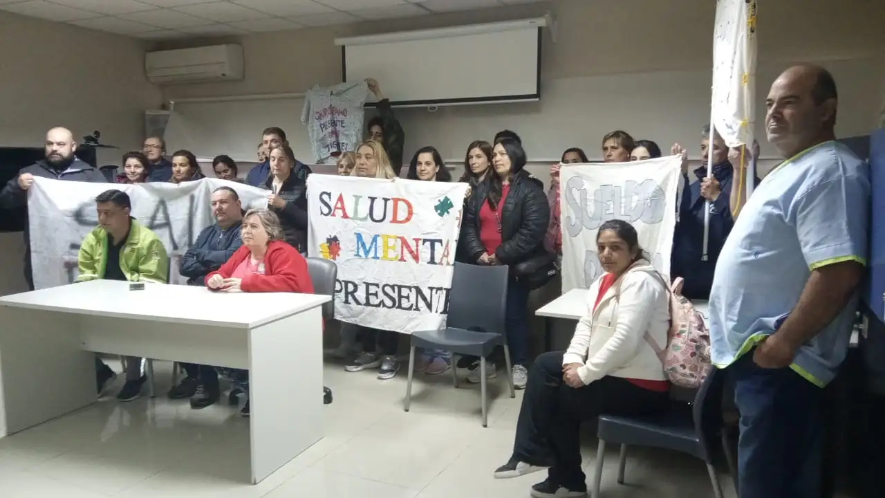 Gonzalo Aguiar, Esteban Azuaga y Claudia Prado, junto a sus compañeros del SISP, en la conferencia de prensa.