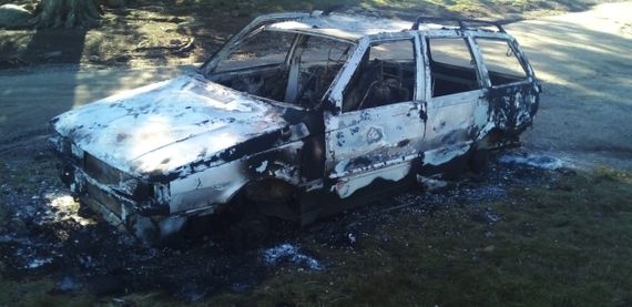 Le robaron el auto y la policía lo encontró a las pocas horas, abandonado y prendido fuego