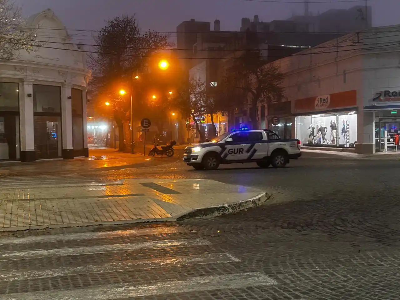 Un cortocircuito en pleno centro puso en alerta a los vecinos: la GUR intervino de inmediato