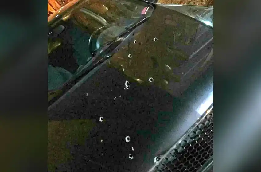 Un auto fue atacado a balazos en Valparaíso y Pellegrini