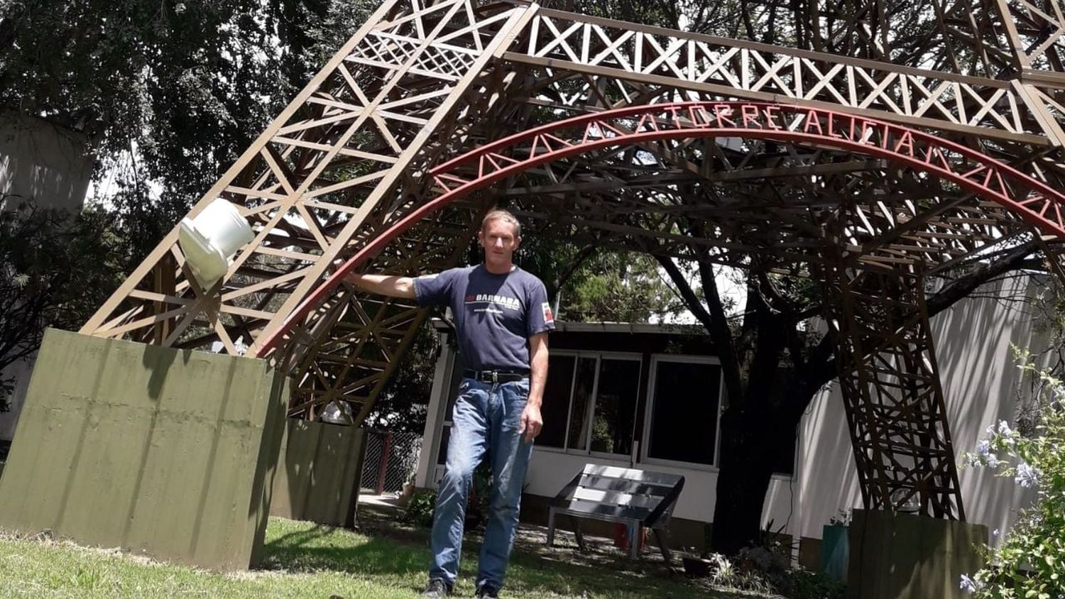 Claudio y la increíble historia de la "torre Eiffel" en Córdoba.