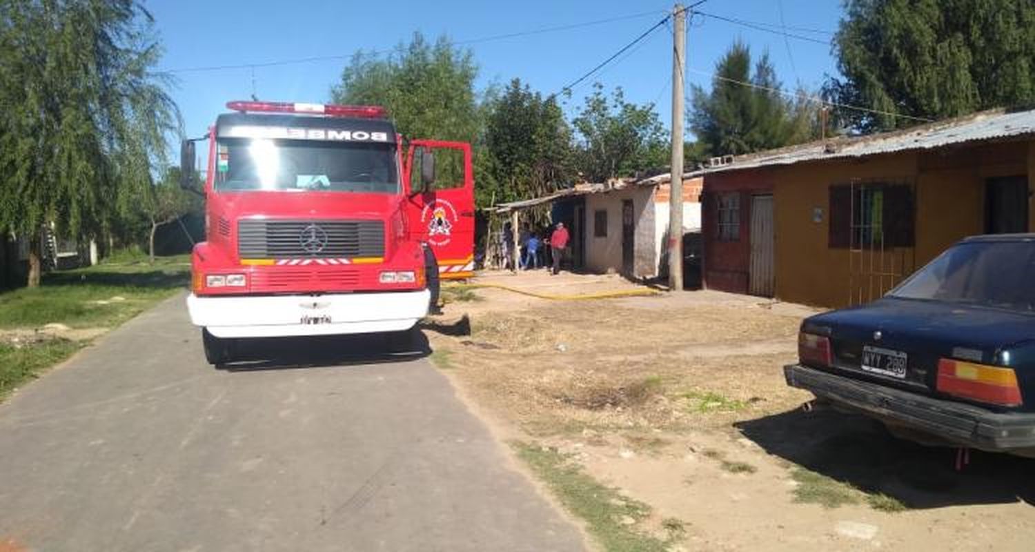 La familia del incendio en el barrio Hermano Indio perdió todo y se tuvo que ir de la casa