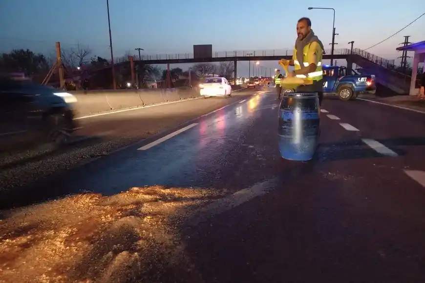 Personal policial y municipal intervino en el lugar para colocar arena encima del mismo