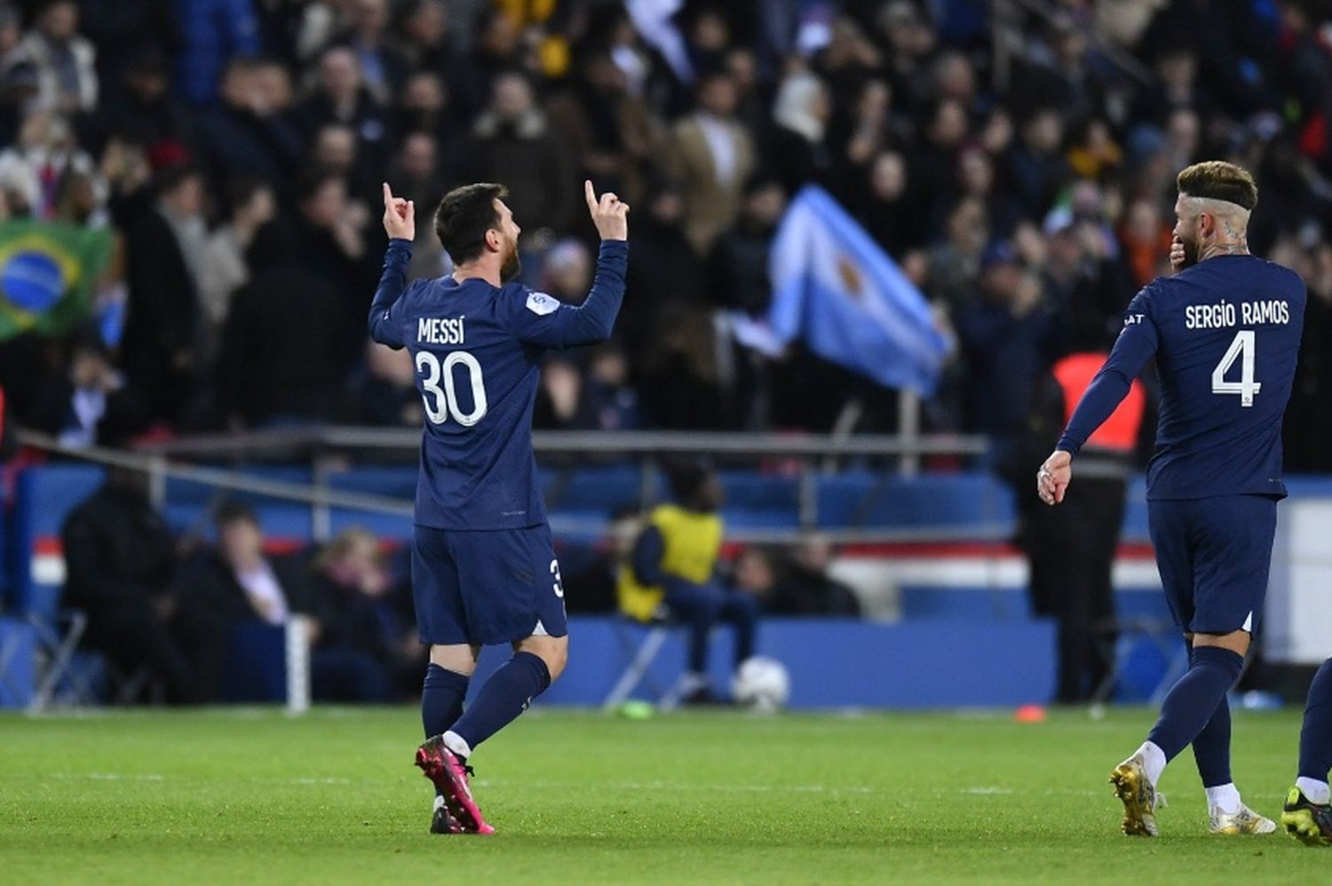 Sin homenaje, pero con un golazo: Messi convirtió en su vuelta y el PSG le ganó a Angers