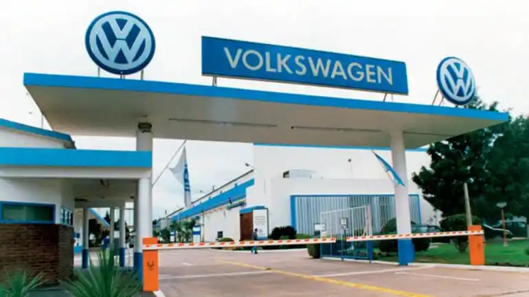 Crisis automotriz: Tras paralización en fábrica de Pacheco, Volkswagen suspende a otros 1.100 operarios en Córdoba