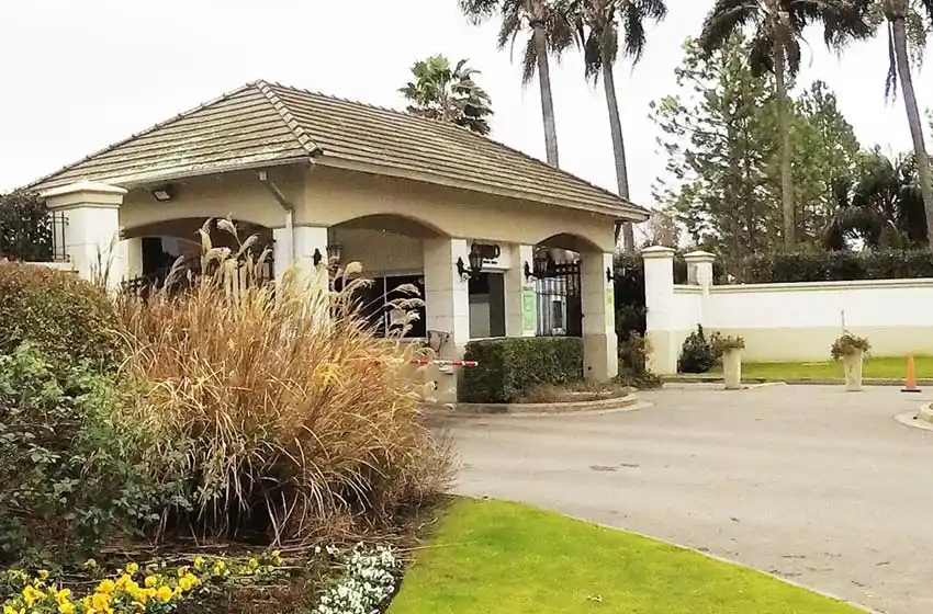 Robaron en un country de Funes: se llevaron dinero y hasta carteras Louis Vuitton