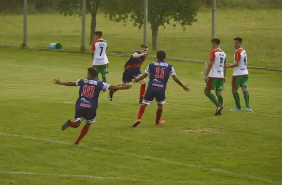 Fútbol Local: ningún puntero pudo triunfar