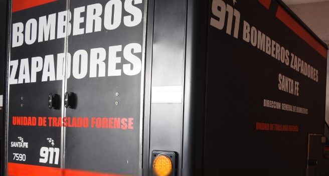 Personal de bomberos arribó al lugar y procedió al retiro del cuerpo del fallecido.