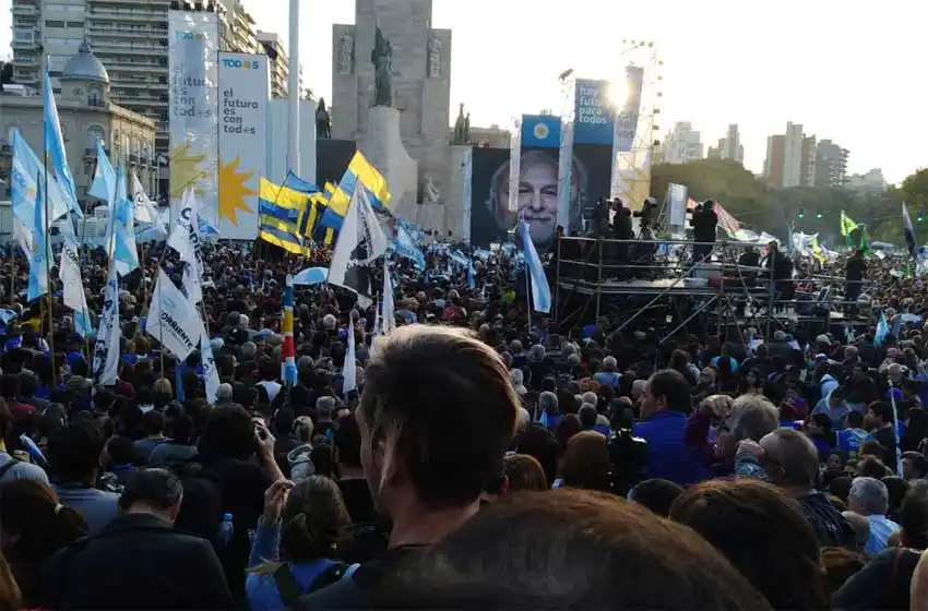 Caos en el tránsito y militancia: la previa del acto de cierre de los Fernández en Rosario
