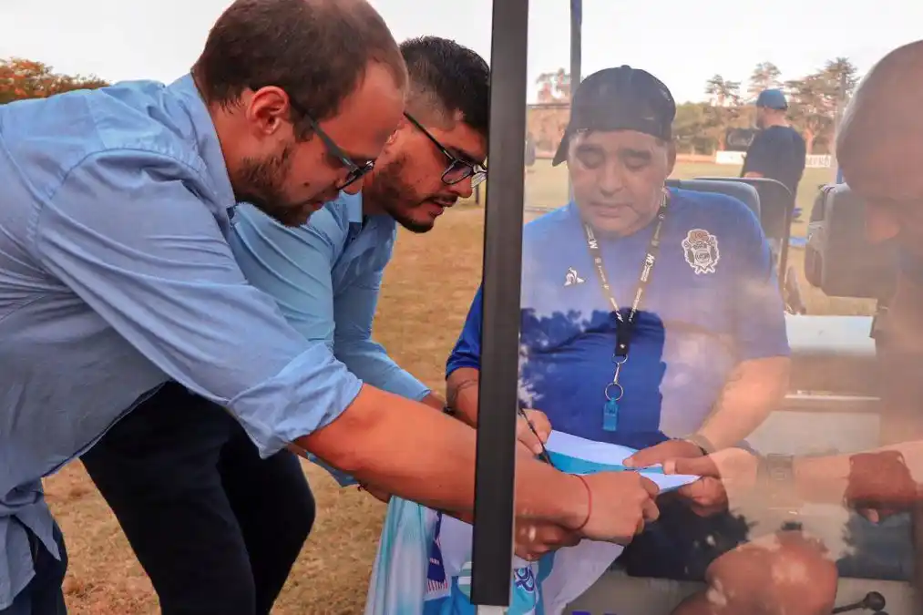 El día que Diego Armando Maradona firmó la camiseta de Juventud Unida