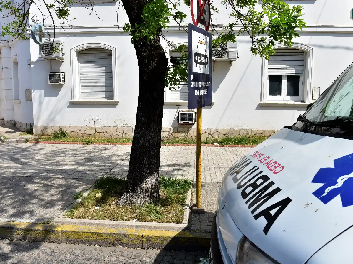 Detuvieron a un joven por causar daños en una clínica de la ciudad