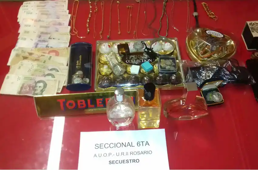 Se llevaron alhajas y chocolates, pero fueron detenidos