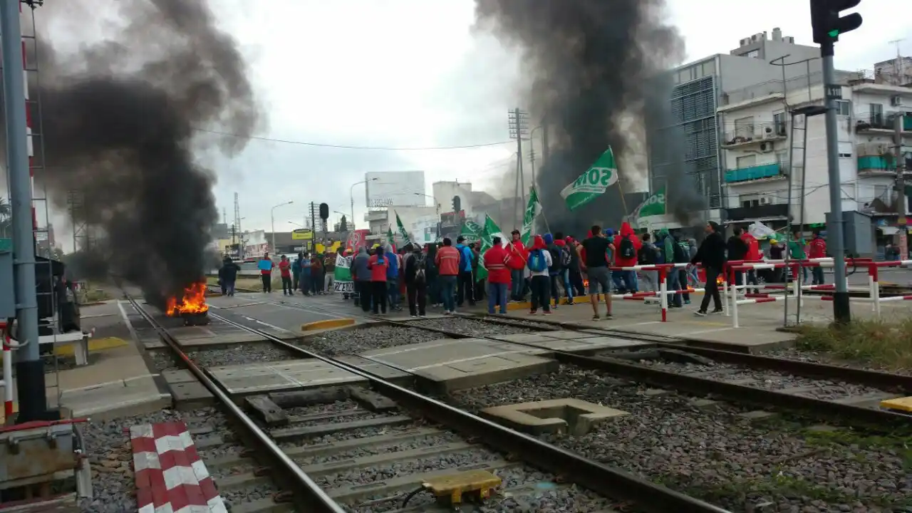 No hay trenes a Once por una protesta con corte de vías en Haedo