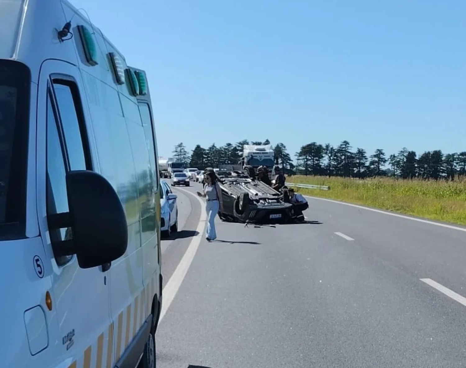 Accidente en la Autopista 8: un automóvil volcó cerca del puente del Río Arrecifes