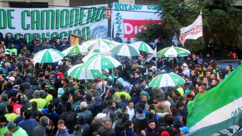 Camioneros amenaza con un paro nacional si no le otorgan un aumento de 40%