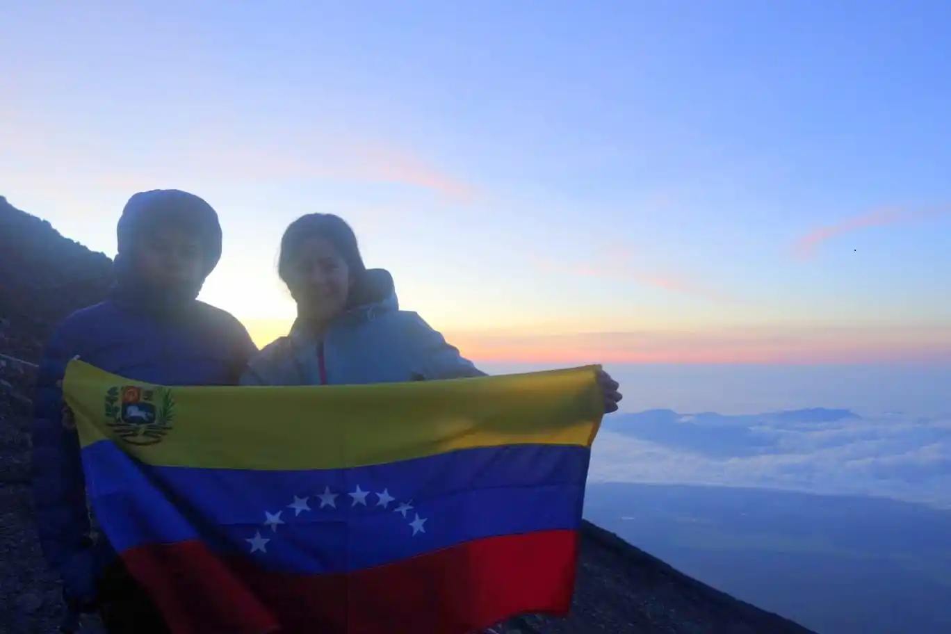 El día que la bandera de VENEZUELA llegó a la cima del monte Fuji