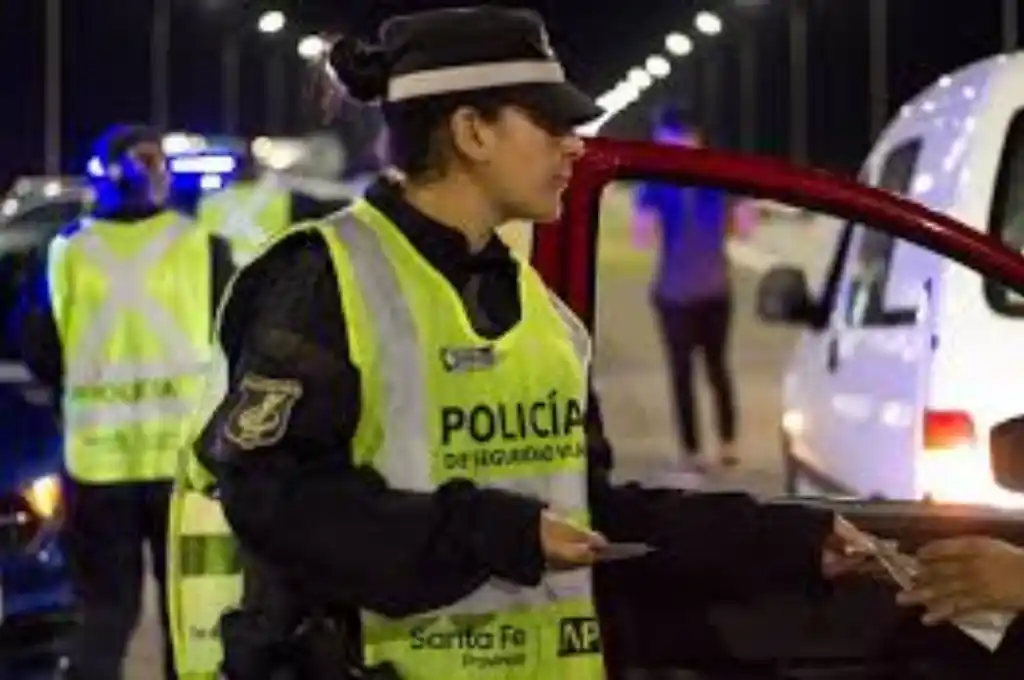 Durante la inspección del habitáculo se localizó, debajo del asiento del conductor, una bolsa plástica sellada que contenía sustancias presuntamente estupefacientes. (Foto: Santa Fe)