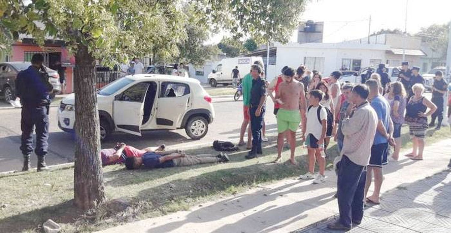 El dueño de un negocio persiguió a ladrones; dos de ellos fueron capturados por la policía