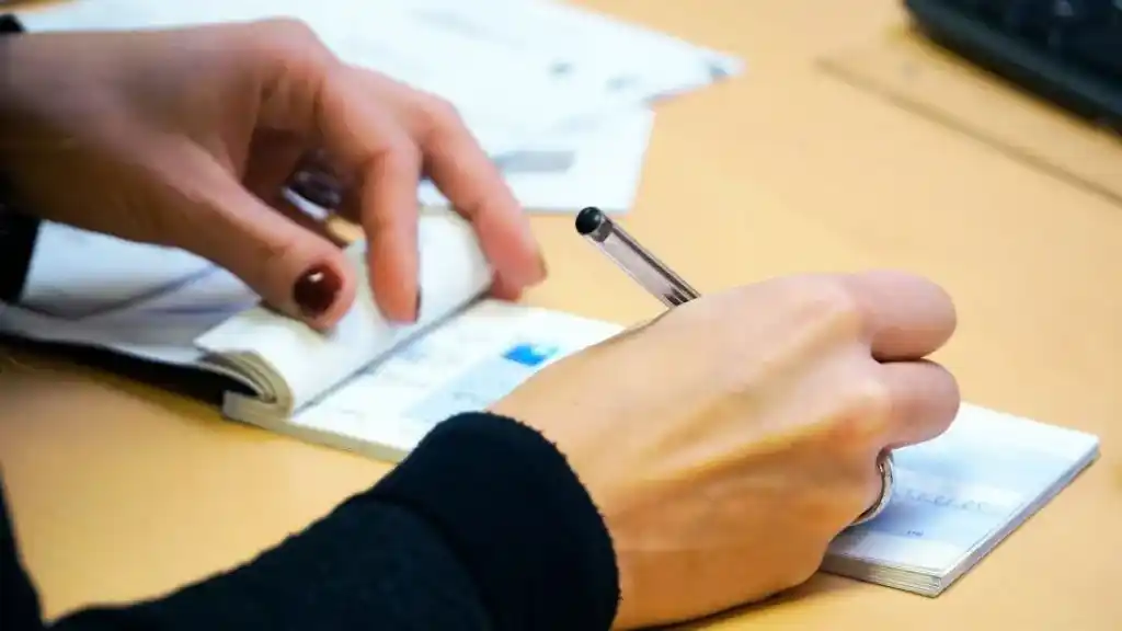El Gobierno dispuso nuevas exenciones al Impuesto al Cheque para el sector fintech y cripto