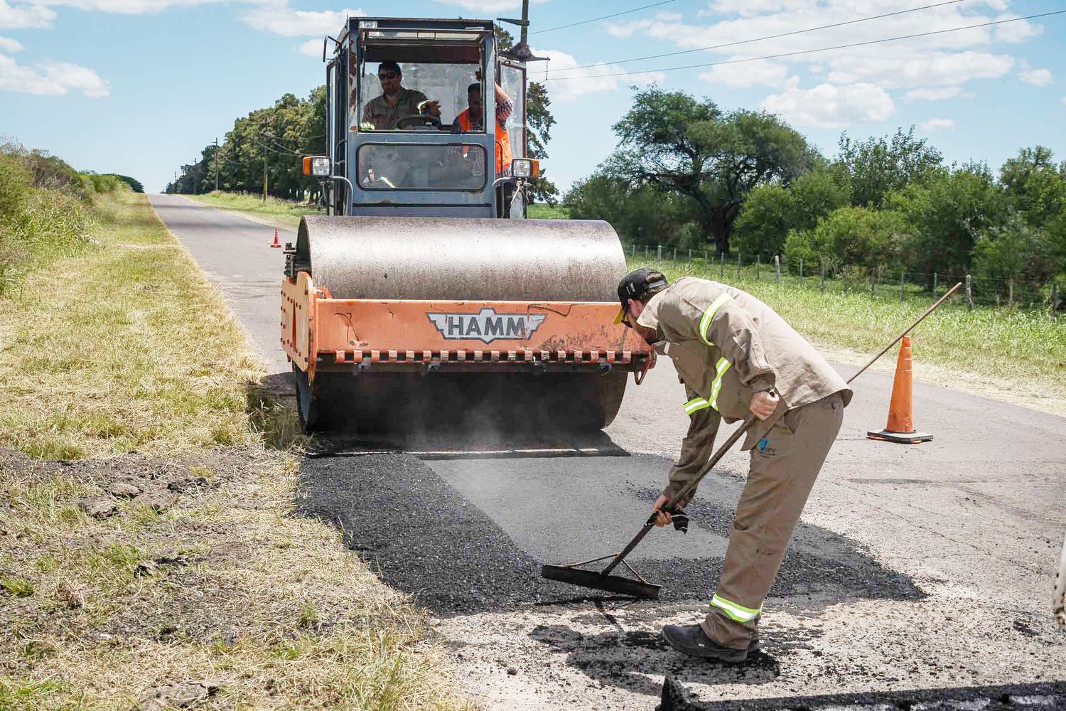 Realizan tareas de bacheo sobre la ruta Nº 32