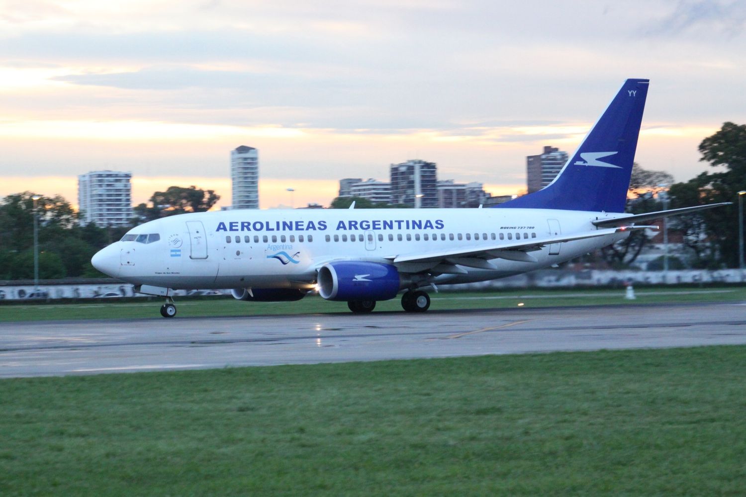 Aerolíneas Argentinas Boeing 737-7BD, registration LV-BYY, arrived at FAdeA