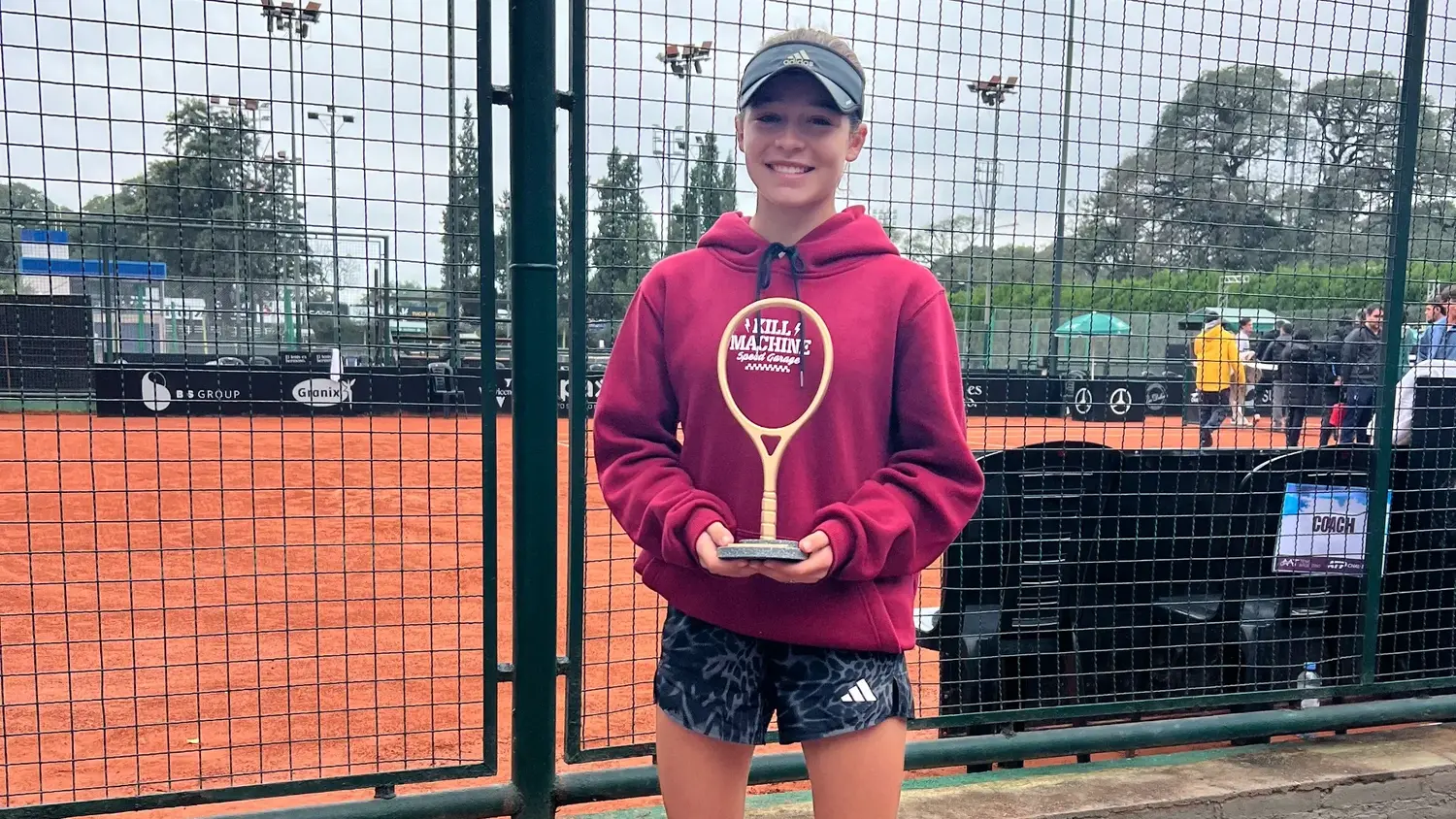 Miranda Petrina posa con su trofeo tras ganar el campeonato en Tucumán