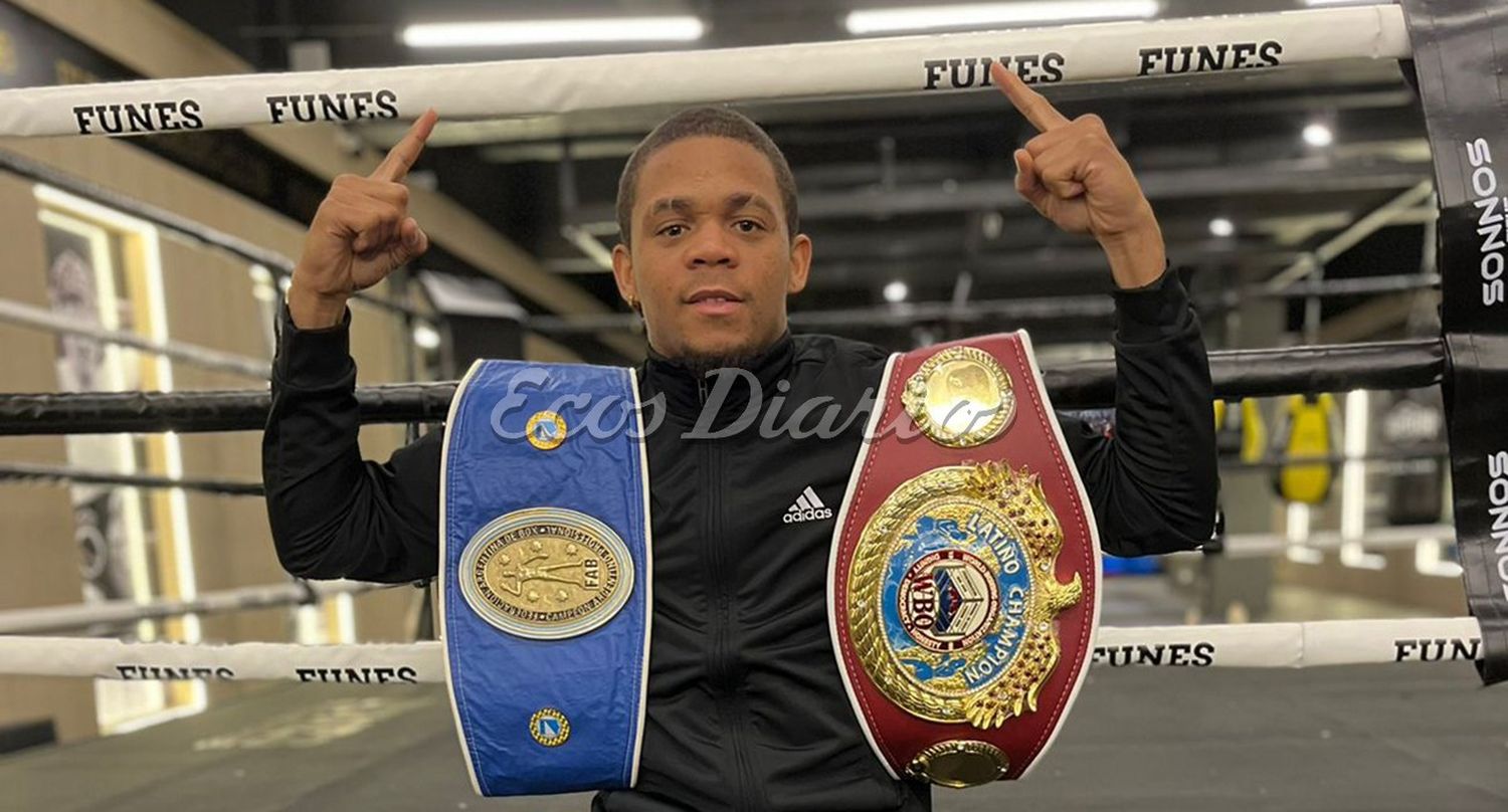 José Arias Olivo, con sus cinturones de campeón en "Título Campeón Argentino Gallo" "Título Latino WBO SuperGallo"