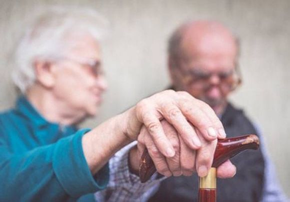 Los hombres envejecen más rápido que las mujeres, pero cada vez es menor la diferencia
