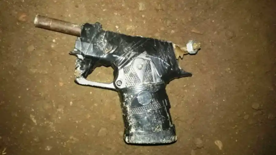 El arma que intentó disparar el adolescente.