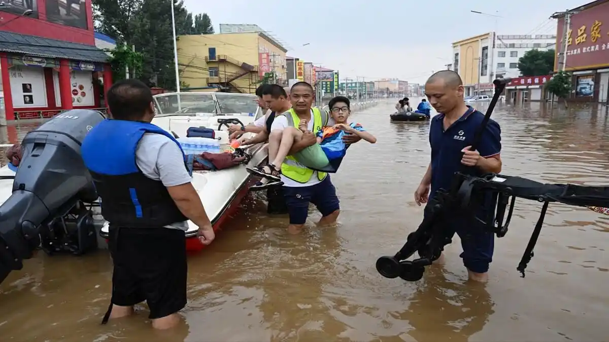 ¡IMPRESIONANTE! Las peores lluvias en 140 años azotan a Pekín