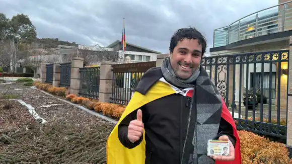 Venezolanos ya empezaron a votar en el mundo: este es el primer elector que ejerce su derecho