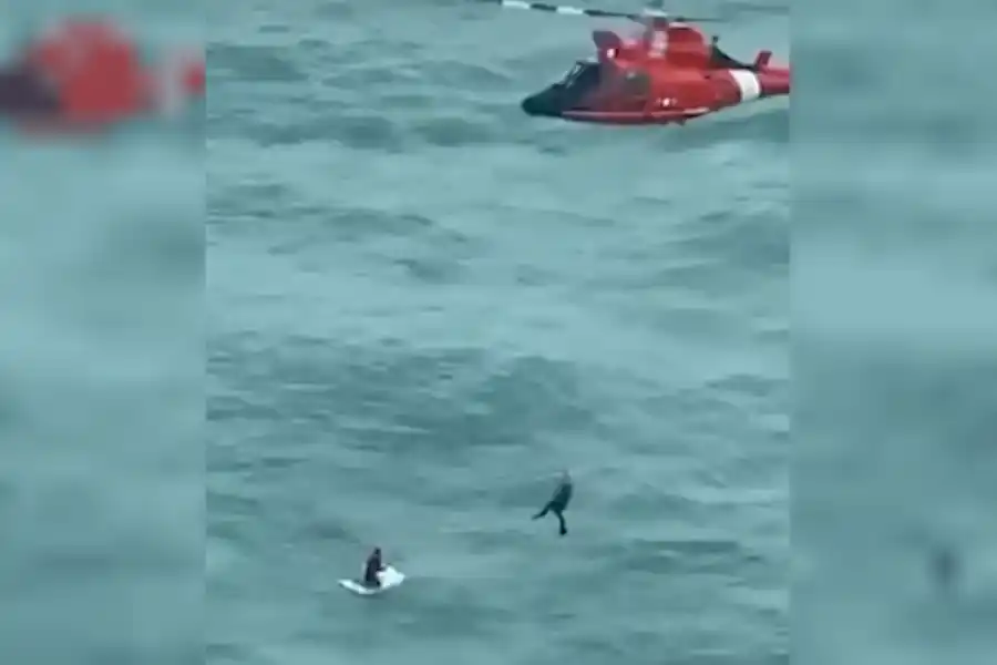 Impactante video: un hombre naufragó arriba de una heladera y tuvo que ser rescatado en helicóptero