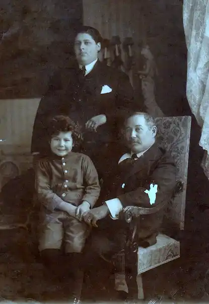 Dr. Telémaco Susini y de pie su hijo mayor Enrique Telémaco-