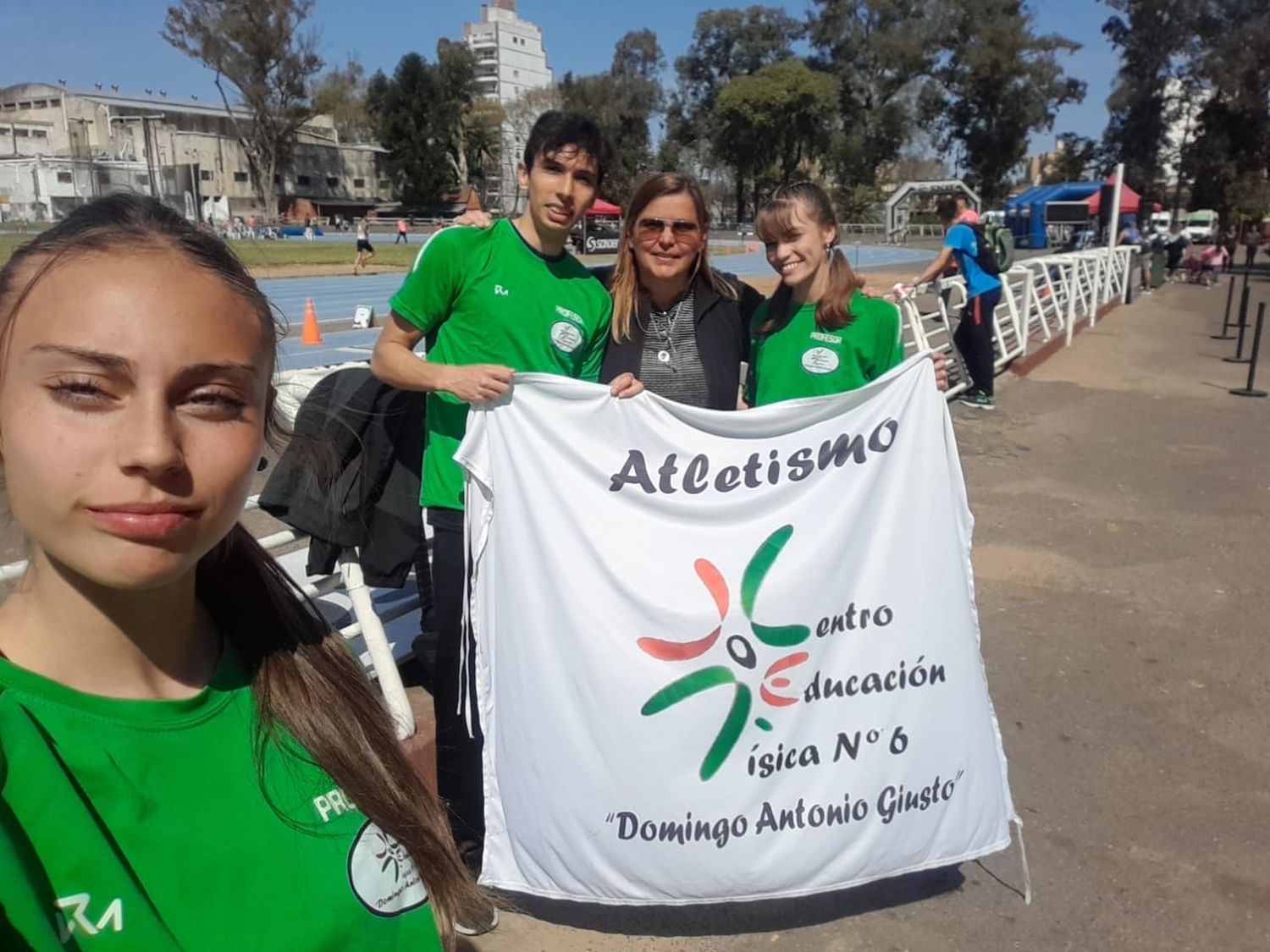 Los atletas del CEF Nº6 y la profesora María Marta Giacopuzzi.