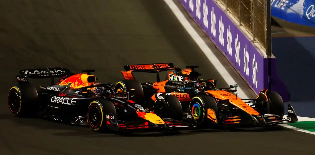 Verstappen y Piastri en plena disputa.
