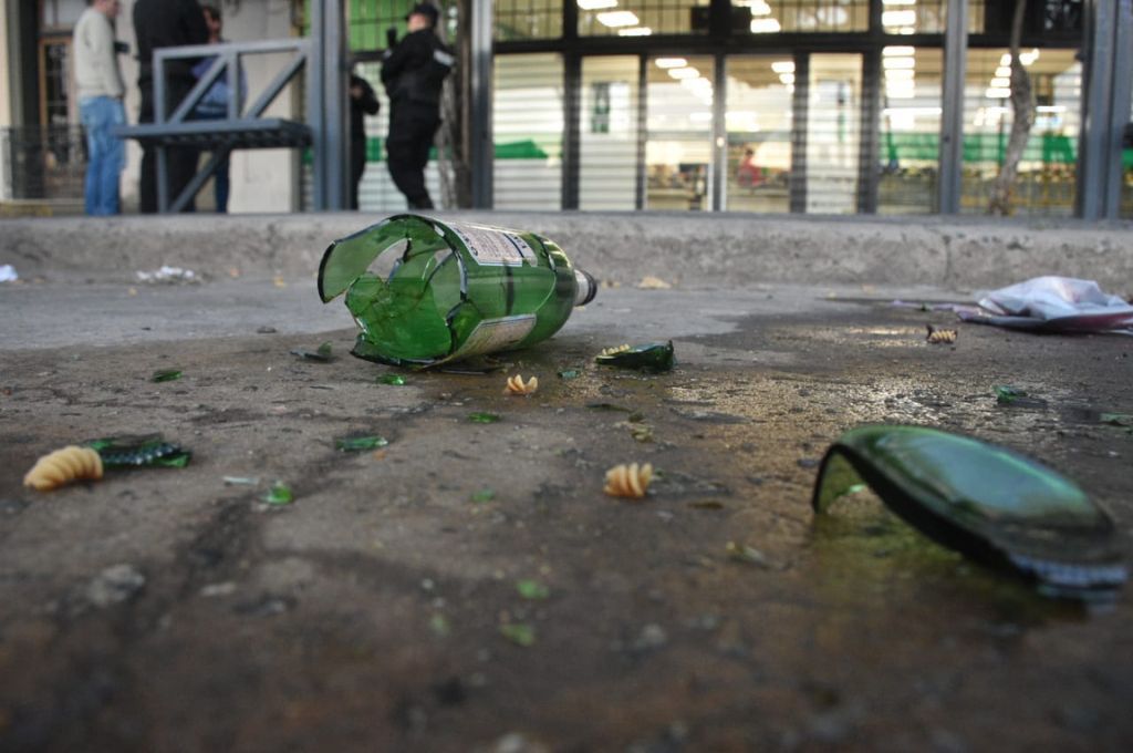Gente robando elementos de un conocido  súper santafesino