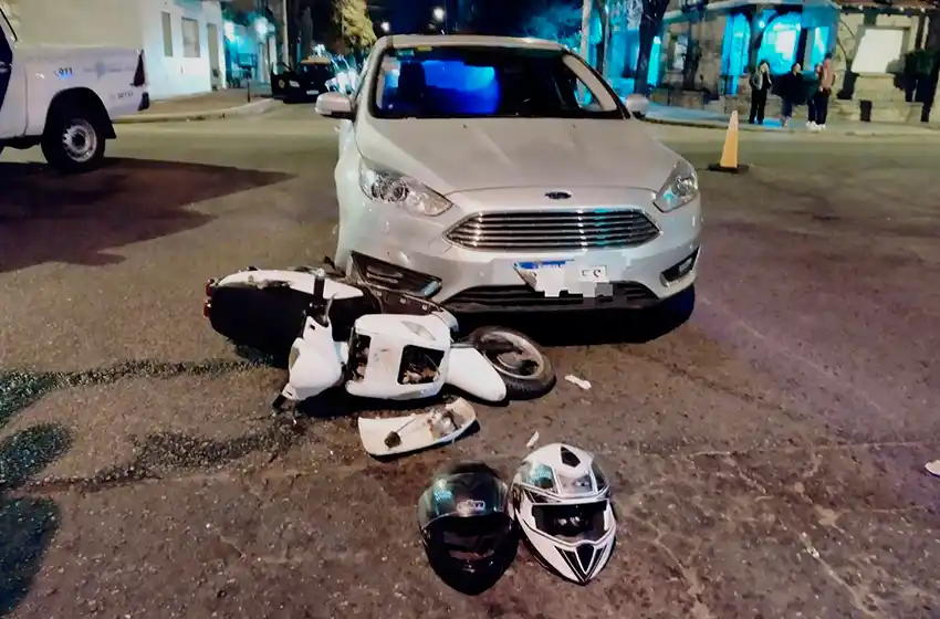 Circulaba en moto eléctrica sin registrar y chocó contra un auto