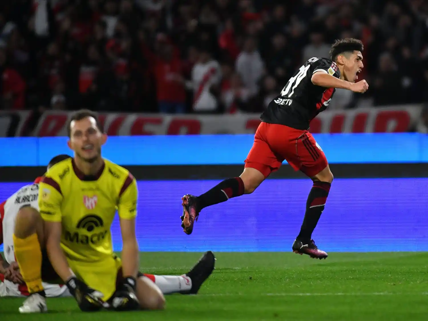 Lencina festeja uno de los dos tantos que convirtió en la noche cordobesa.