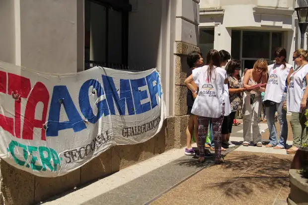 Los docentes se movilizaron para expresar su disconformidad con el cronograma de pagos