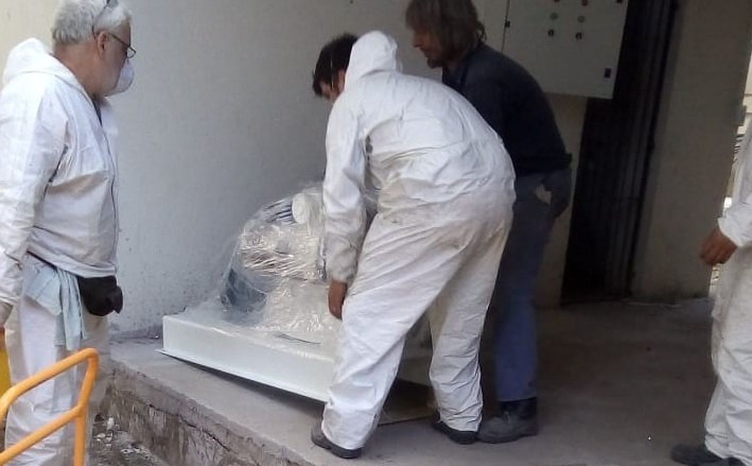 Entre el jueves y el viernes llegó el equipamiento que asistirá a las nuevas 15 camas de TI del hospital