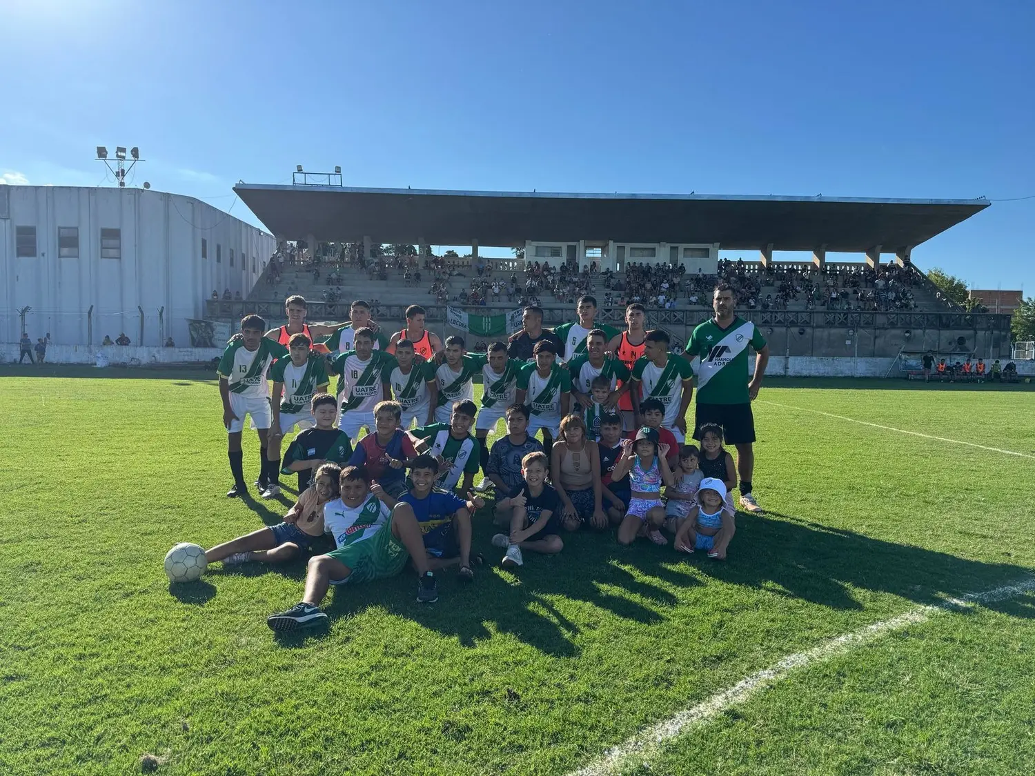 Banfield va en busca del ascenso ante Rivadavia.