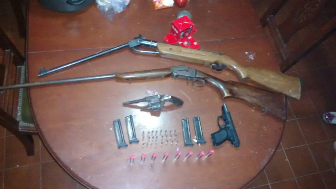Lo trasladaron a la Comisaria por amenazar con un arma a su hija