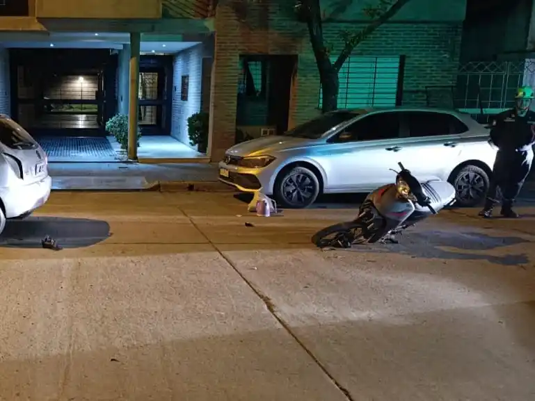 La  motocicleta sufrió daños materiales tras el impacto.